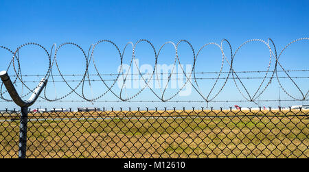 Cuore consecutivi le forme create dal filo spinato a Recinzioni aeroportuali  a Brisbane, Australia Foto stock - Alamy