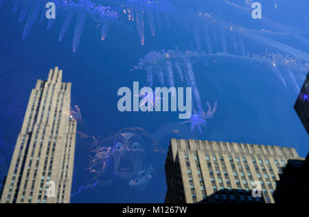 Natale la finestra di visualizzazione di Saks Fifth Avenue department store con la riflessione del Rockefeller Center in background.Manhattan.New York City.USA Foto Stock