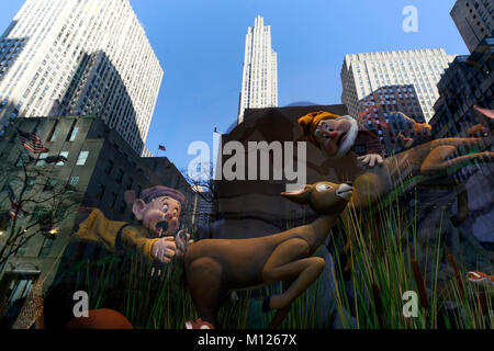 Natale la finestra di visualizzazione di Saks Fifth Avenue department store con la riflessione del Rockefeller Center in background.Manhattan.New York City.USA Foto Stock