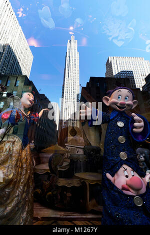 Natale la finestra di visualizzazione di Saks Fifth Avenue department store con la riflessione del Rockefeller Center in background.Manhattan.New York City.USA Foto Stock