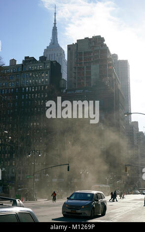 Polvere causata dalla costruzione di edifici sulla Quinta Avenue, vicino Bryant Park con Empire State Building in background.Manhattan.New York City.USA Foto Stock