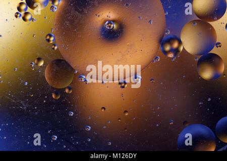 Immagine astratta con cerchi colorati ed informe di corpi su uno sfondo colorato. Foto Stock