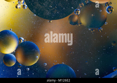 Immagine astratta con cerchi colorati ed informe di corpi su uno sfondo colorato. Foto Stock