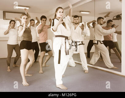 Italiano Giovani adulti di tentare di nuovo master si sposta durante il karate class Foto Stock