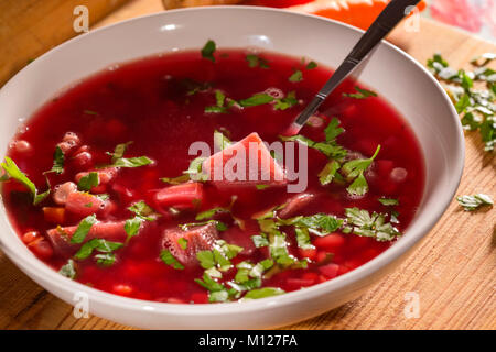 Tradizionale rumena borscht di barbabietole in bianco ciotola con cucchiaio Foto Stock