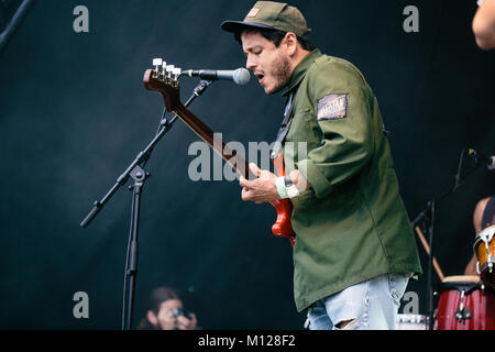 Il Swedish-Latin rock psichedelico band Sudakistan esegue un concerto dal vivo presso il Danish music festival Roskilde Festival 2016. Qui bass player Maikel Gonzalez è visto dal vivo sul palco. Danimarca, 27/06 2016. Foto Stock