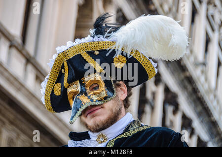 Nonna uomo mascherato maschera divertenti e parrucca vista in Kerala India  Foto stock - Alamy