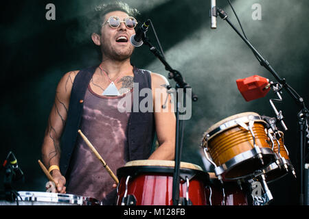 Il Swedish-Latin rock psichedelico band Sudakistan esegue un concerto dal vivo presso il Danish music festival Roskilde Festival 2016. Qui il musicista Carlos Amigo a percussione è visto dal vivo sul palco. Danimarca, 27/06 2016. Foto Stock