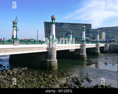 Zurriola ponte sul fiume dell'Urumea. Kursaal Palace. Donostia. San Sebastian. Gipuzkoa. Paesi Baschi, Spagna Foto Stock