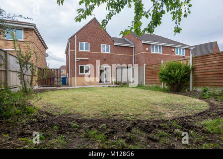 Moderno tipico letto tre semi casa indipendente. Foto Stock