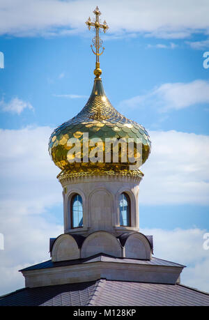 Vecchio Orhei (Orheiul Vechi) Moldova. cupole dorate del XIV secolo monastero ortodosso, con croci e riflessione di sun. Foto Stock