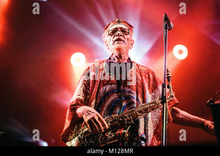 La American avant-garde Jazz group Sun Ra Arkestra esegue un concerto dal vivo presso il polacco music festival Off Festival 2015 a Katowice. In seguito Sun Ra la sua morte nel 1993, il Arkestra era stato portato da diversi bandleaders ed è oggi sotto la direzione del sassofonista Marshall Allen (nella foto). Polonia, 08/08 2015. Foto Stock