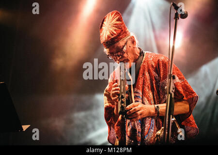 La American avant-garde Jazz group Sun Ra Arkestra esegue un concerto dal vivo presso il polacco music festival Off Festival 2015 a Katowice. In seguito Sun Ra la sua morte nel 1993, il Arkestra era stato portato da diversi bandleaders ed è oggi sotto la direzione del sassofonista Marshall Allen (nella foto). Polonia, 08/08 2015. Foto Stock