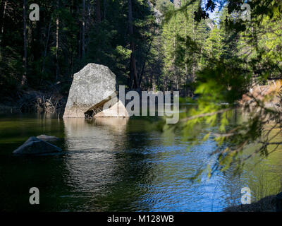 Il bellissimo fiume Merced in Yosemite National Park, California, Stati Uniti d'America Foto Stock