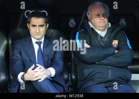MADRID, Spagna. Dicembre 23, 2017 - Ernesto Valverde, FC Barcellona pullman. Il Real Madrid non è riuscito a chiudere l'anno affermando la vittoria in El Clasico a Foto Stock