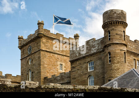 Torri del Castello Calzean con bandiera scozzese sventolando nella brezza, Scotland, Regno Unito Foto Stock