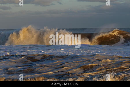 Onde che si infrangono sulla riva sabbiosa Eccles-on-Sea, Norfolk, Regno Unito Dicembre Foto Stock