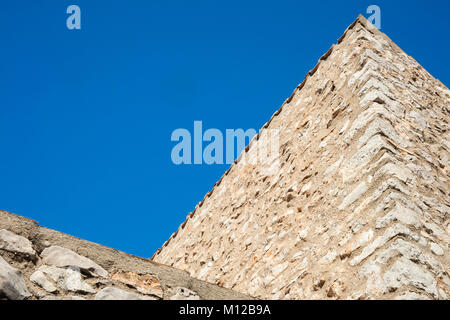 Dettaglio del paese mediterraneo casa fatta di pietra in una giornata di sole in sfondo blu in Catalogna. Foto Stock