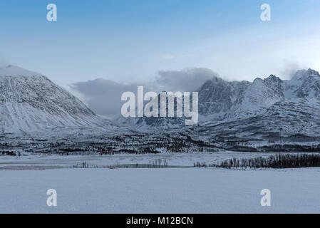 Vista delle Alpi Lyngen, Lyngen, Tromsoe, Norvegia Foto Stock