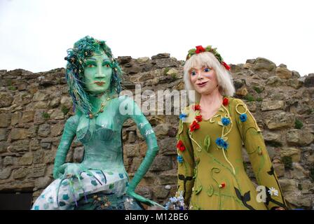 Pageant due giganti nella parte anteriore del castello di Hastings durante il Jack annuale del Festival Verdi a Hastings in East Sussex, in Inghilterra il 5 maggio 2009. Foto Stock