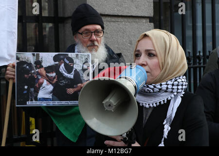 Sedia dell'Irlanda Palestina Campagna di Solidarietà AL Fatin Tamimi parla durante una manifestazione di protesta al di fuori di Leinster House a Dublino, per chiedere il rilascio di 16-anno-vecchio Ahed Tamimi e tutti i bambini dal carcere in Israele. Foto Stock