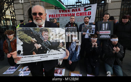 Il senatore David Norris unisce i membri dell'Irlanda Palestina Campagna di Solidarietà e membri delle case dell'Oireachtas che prendono parte a una protesta al di fuori di Leinster House a Dublino, per chiedere il rilascio di 16-anno-vecchio Ahed Tamimi dal carcere in Israele. Foto Stock