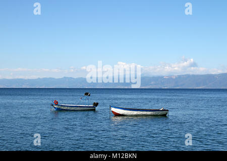 Barche sul lago di Ohrid Macedonia paesaggio stagione estiva Foto Stock