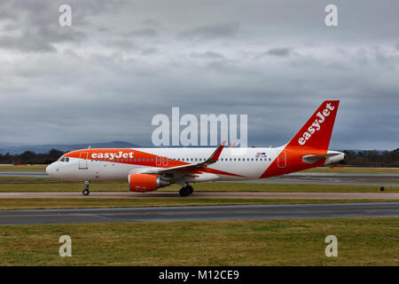 Airbus A320-214, registrazione OE-IJH, operati da EasyJet, di rullaggio in condizioni di nebbia all'Aeroporto Internazionale di Manchester, Gennaio 2018 Foto Stock