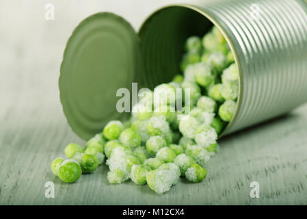 Close up, dettaglio, piselli congelati fuoriuscita di aprire il barattolo di latta, farsa Foto Stock