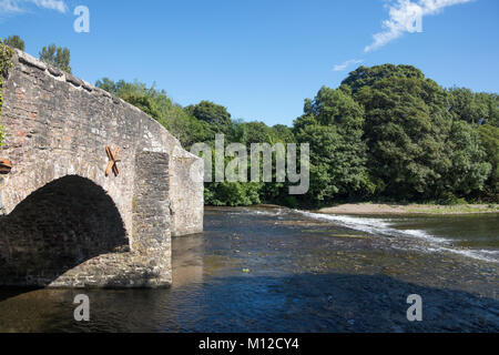 Il fiume Exe scorre sotto il medievale ponte in pietra a Bickley in Devon England Foto Stock