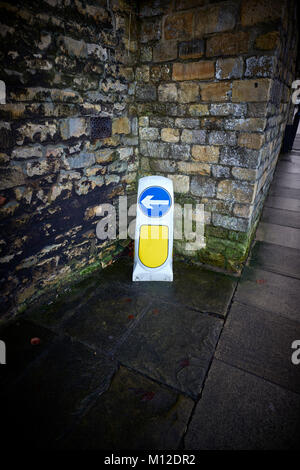 Mantenere la sinistra bollard contro un muro di pietra Foto Stock