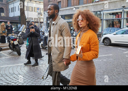 Milano - 14 gennaio: uomo, donna e fotografo con rivestimento di colore beige e camicia arancione prima di Daks fashion show, la Settimana della Moda Milanese street style on gennaio Foto Stock