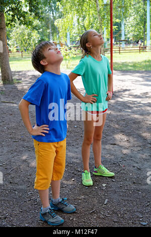 Gli adolescenti-fratello e sorella sono impegnati in esercizi sportivi outdoor Foto Stock