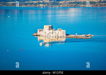 Il Bourtzi castello d'acqua è una piccola isola con una fortezza presso la costa di Nafplio in Grecia Foto Stock