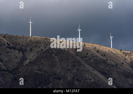 Le turbine eoliche su una cresta sopra il Columbia River Gorge vicino a Maryhill, Washington. Foto Stock