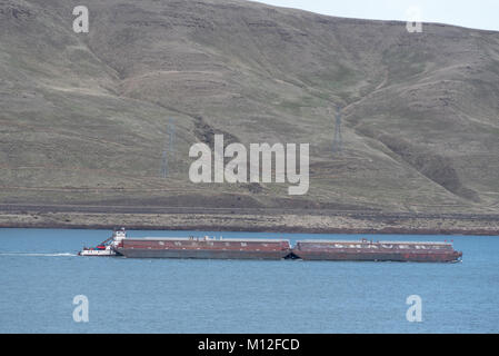 Rimorchiatore spinge barcone sul fiume Columbia su Oregon - Washington confine. Foto Stock