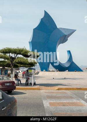 Blu gigante Sailfish Memorial statua Monumento al Pez Vela da artista Sebastian sul lungomare a Manzanillo Colima Messico Foto Stock