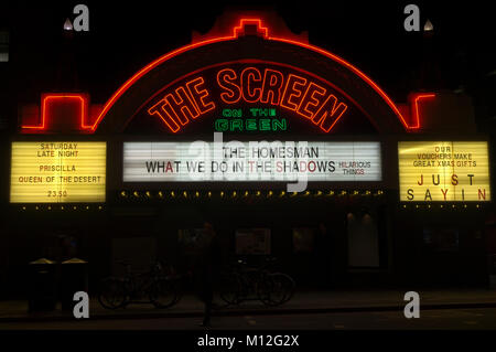 Insegna al neon per lo schermo sul verde del cinema su Islington Green di notte. Foto Stock