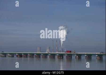 Il carbone di generazione di energia di impianto con fumo proveniente dal camino nel Maryland con ponte in primo piano Foto Stock