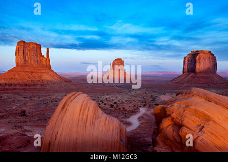 Mitten Ovest, Est Mitten e Merrick Butte al tramonto, Monument Valley Navajo Tribal Park, Arizona, Stati Uniti d'America Foto Stock