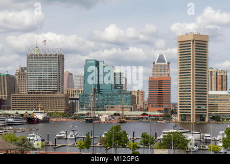 Vista dal Federal Hill Park oltre il Porto Interno di Baltimore verso il centro di Baltimore, Maryland, Stati Uniti. Foto Stock