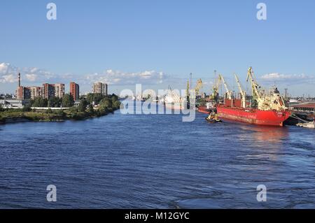 Canale attraverso il porto commerciale, San Pietroburgo, Russia Foto Stock