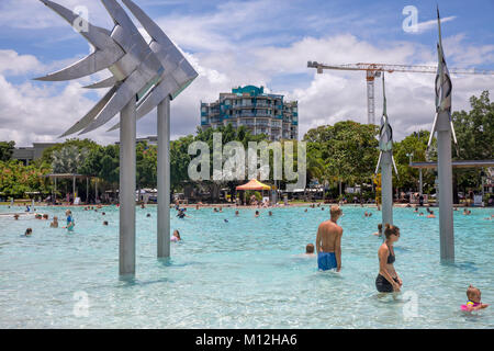 Piscina a Cairns Esplanade nel cuore della città, popolari con i residenti per il raffreddamento su un calore tropicale giorno,Cairns,Lontano Nord Queensland Foto Stock