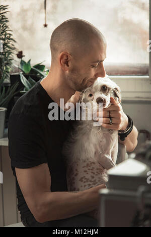 Uomo bello e il suo cane Foto Stock