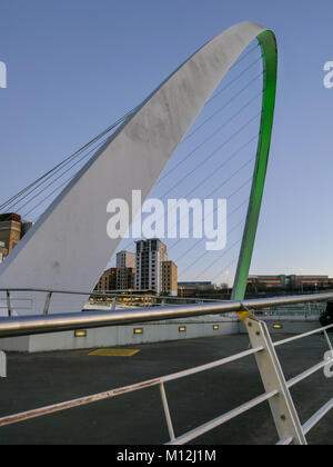 GATESHEAD, Tyne and Wear/UK - gennaio 20 : vista del Millennium Bridge al tramonto in Gateshead, Tyne and Wear on gennaio 20, 2018 Foto Stock