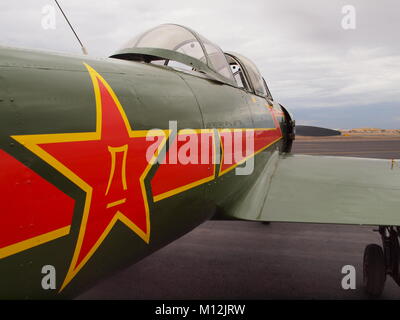 Ripristinato il russo YAK 52 a Falcon Campo in Mesa Arizona. Foto Stock