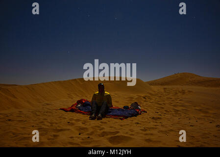 Godendo il cielo di notte nel deserto di Thar, Rajasthan, India Foto Stock