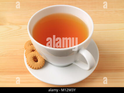 Tazza di tè caldo con biscotti sul tavolo di legno Foto Stock