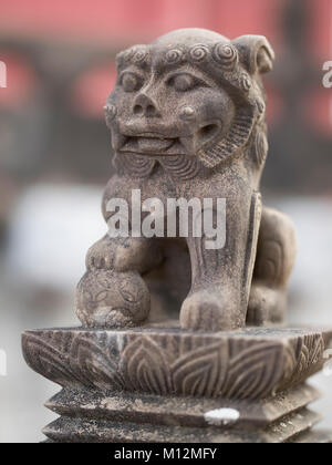 Stone Shisa / komainu statua presso il Castello di Shuri, citta' di Naha, Okinawa, Foto Stock