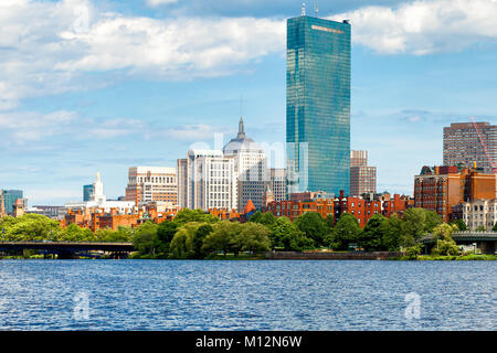 Skyline di Boston, il lungomare e la storica Bay Bay quartiere visto dal fiume Charles. Foto Stock